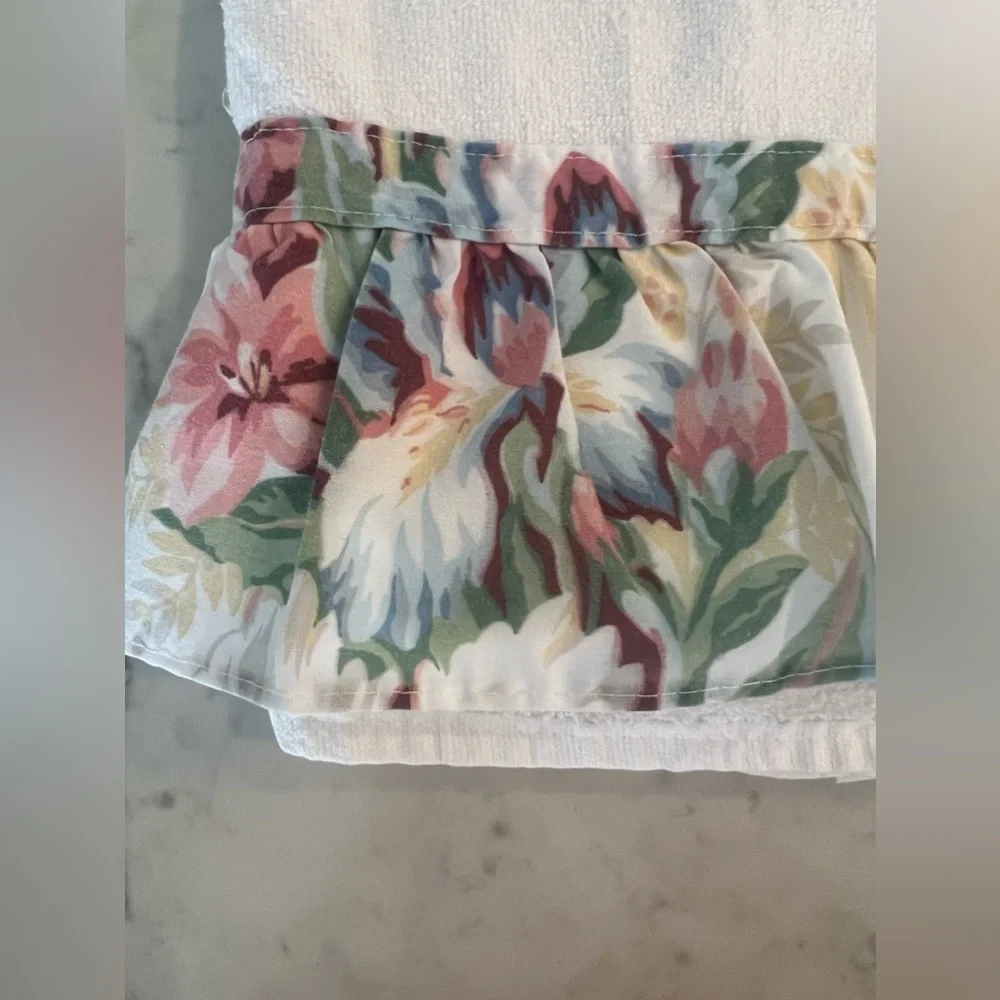 Vintage Set of 2 Bath Towel White Floral Ruffle Shabby Chic EUC